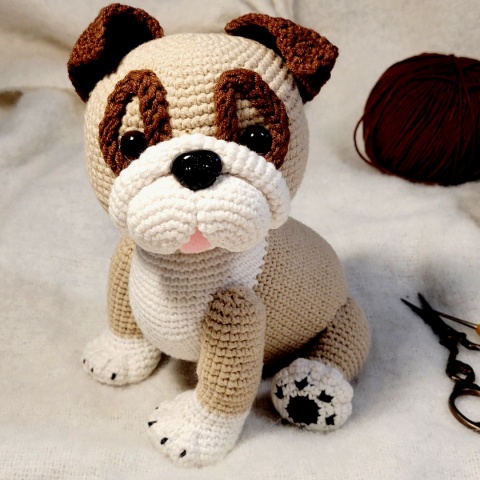 Buldog biszkoptowy zabawka szydełkowa