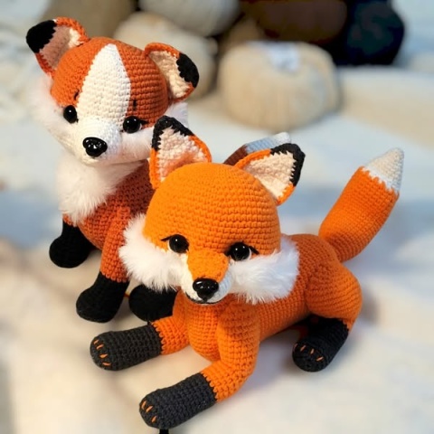 Realisztyczny lis leżący-i lis siedzacy zabawka szydełkowa