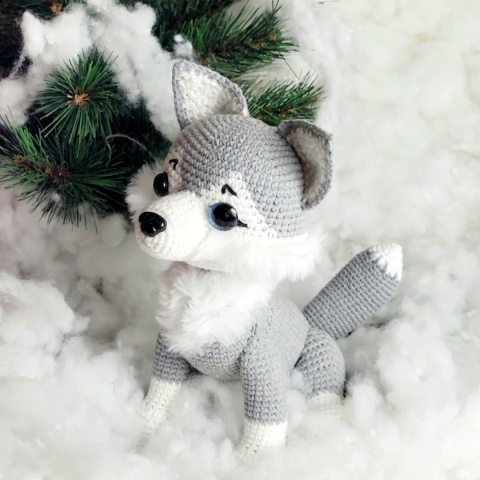 Pies husky siedzący - zabawka szydełkowa