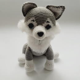 Pies husky siedzący zabawka szydełkowa