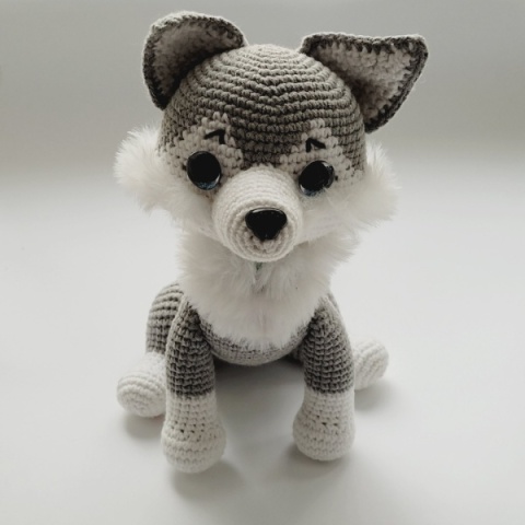 Pies husky siedzący zabawka szydełkowa